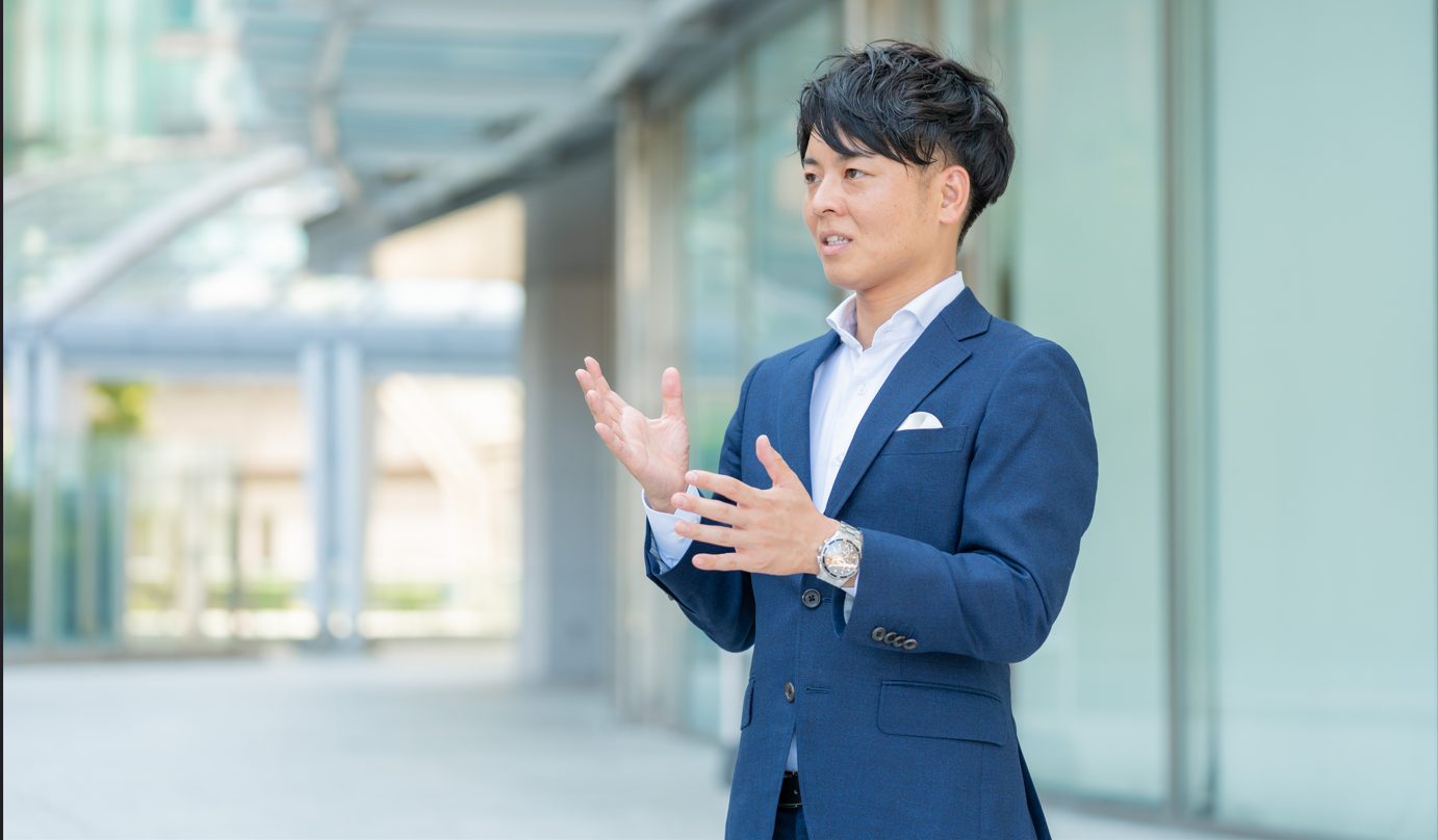 身ぶりを交えて説明するこぺさん
