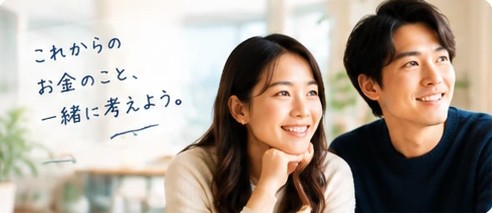 笑顔で話す若いカップル（イメージ）